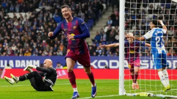 巴萨考虑降薪续约莱万，弗里克希望其留队至2027|巴塞罗那|罗伯特·莱万多夫斯基|拉波尔塔|弗拉霍维奇|马德里竞技_新浪体育_新浪新闻