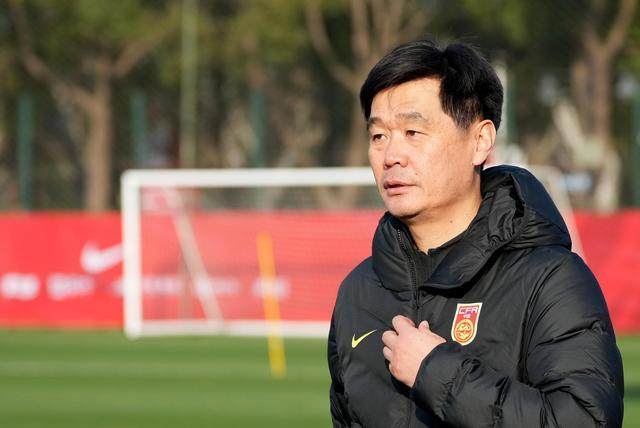 江南体育中心-梁熙明:国足输球,都是李霄鹏的责任吗?